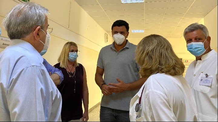 Φωτιά στη Βαρυμπόμπη: 77 πολίτες στο νοσοκομείο με αναπνευστικά προβλήματα