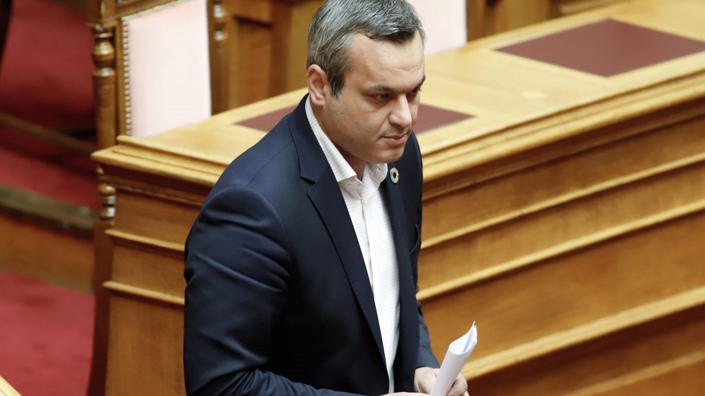 Η ανάρτηση του Χάρη Μαμουλάκη για τη φωτιά, οι αντιδράσεις για το “Karma is a bitch” και η “διόρθωση”