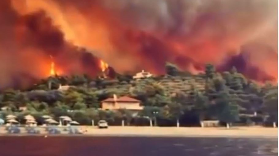 Κόλαση φωτιάς στην Εύβοια: Στις φλόγες σπίτια στις Ροβιές, ακούγονται εκρήξεις – Συγκλονιστικά ΒΙΝΤΕΟ