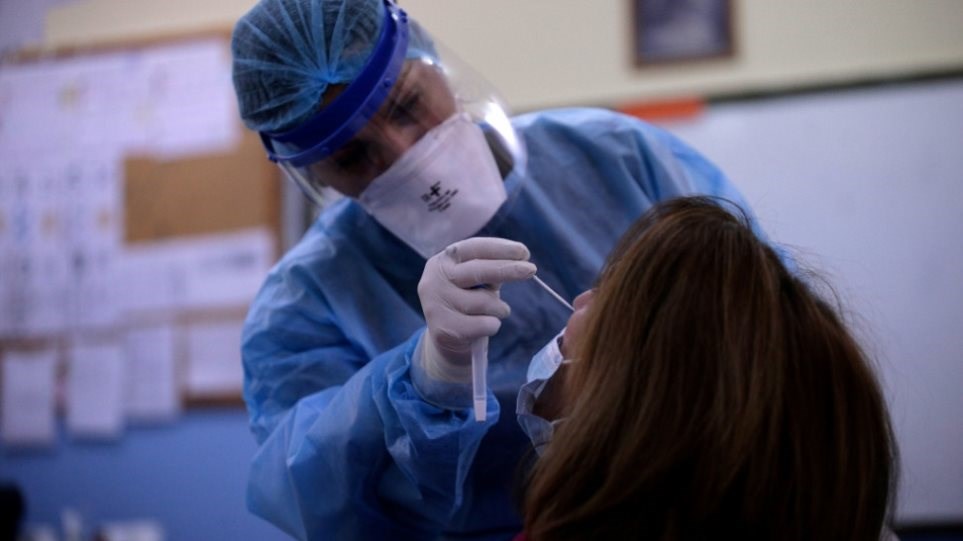 Πού εντοπίζονται τα 2.856 νέα κρούσματα κορονοϊού – Η γεωγραφική κατανομή