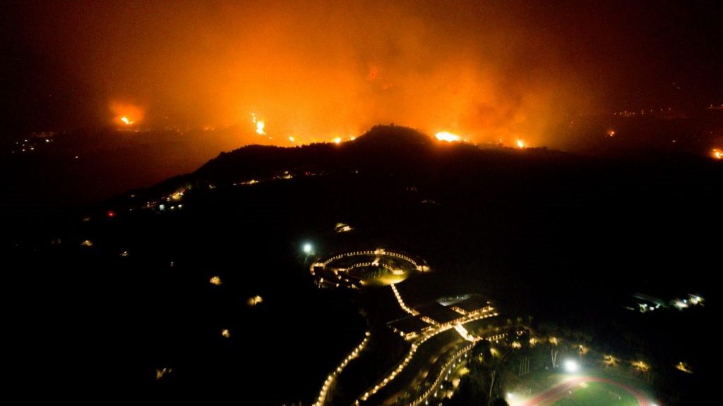 Πύρινη “κόλαση” στην Ηλεία: Δεν υπάρχει άμεσος κίνδυνος για την Αρχαία Ολυμπία – ΒΙΝΤΕΟ