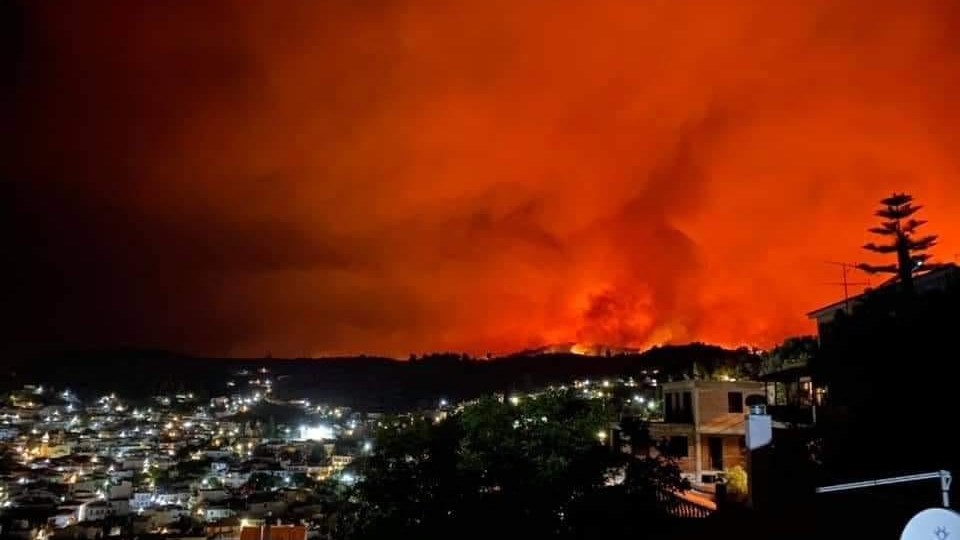 Το μέτωπο του Δρυμώνα και οι αναζωπυρώσεις απειλή για τη Βόρεια Εύβοια