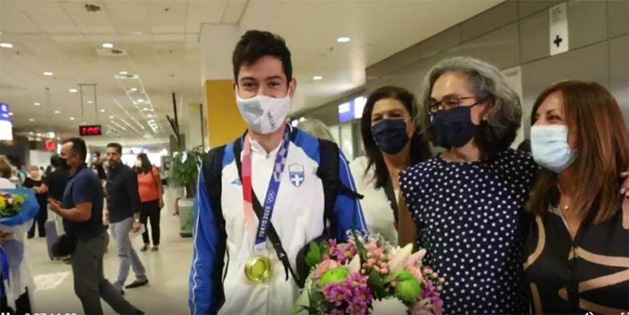 Ο Μίλτος Τεντόγλου στην Αθήνα: Η άφιξη και η υποδοχή του χρυσού Ολυμπιονίκη – ΒΙΝΤΕΟ