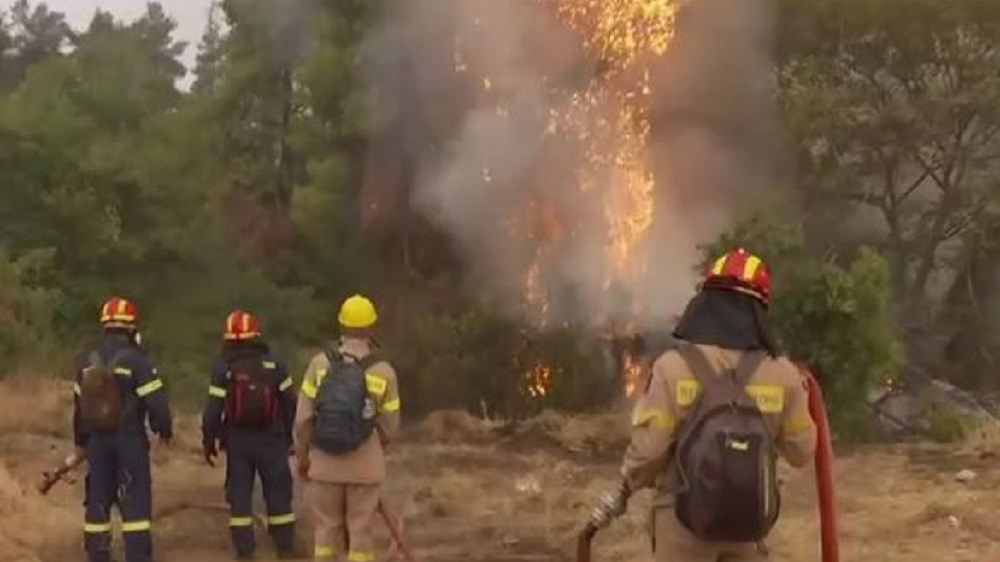 Πύρινη “κόλαση” στην Εύβοια – Εκκενώθηκαν και οι Κεχριές – Φτάνει βοήθεια από Σουηδία και Γαλλία