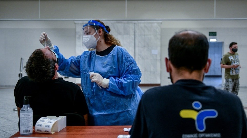 Στα 2.218 τα νέα κρούσματα κορονοϊού – 13 νεκροί και 250 διασωληνωμένοι – Η γεωγραφική κατανομή