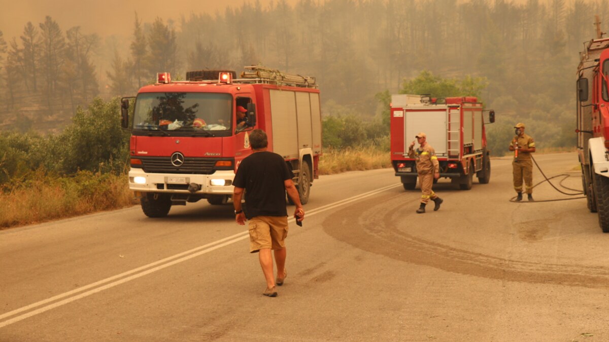 Εφιάλτης με τρία πύρινα μέτωπα που καίνε ανεξέλεγκτα στην Εύβοια