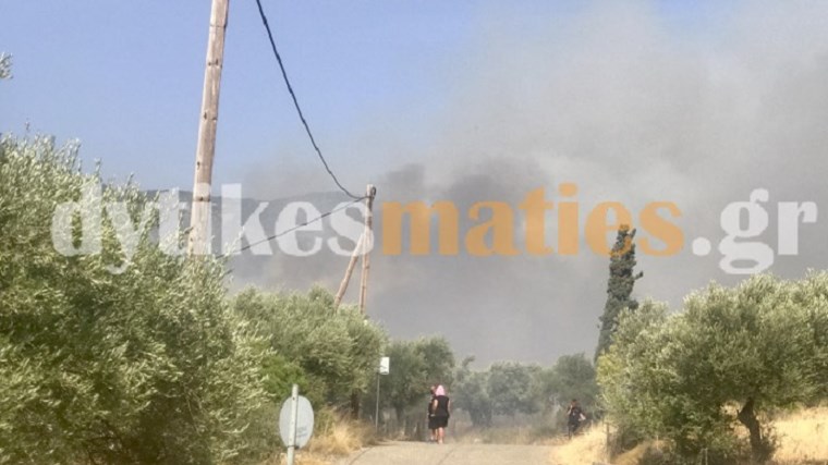 Μεγάλη φωτιά στην Ελαία Φωκίδας – Εκκενώνονται χωριά