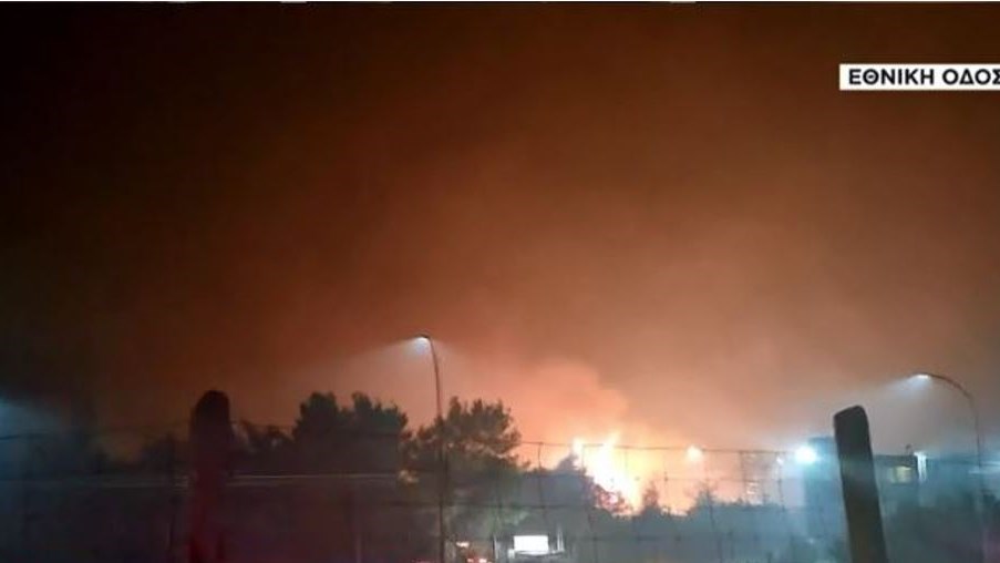 “Βροχή” φωτιάς στην Εθνική Οδό – Οι φλόγες “έγλειψαν” τις εγκαταστάσεις εργοστασίου – ΒΙΝΤΕΟ