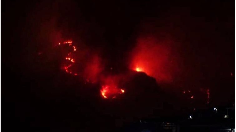 Φλέγεται η Φωκίδα: Εκκενώνεται και η Τολοφώνα – Καίγονται σπίτια – ΦΩΤΟ – ΒΙΝΤΕΟ