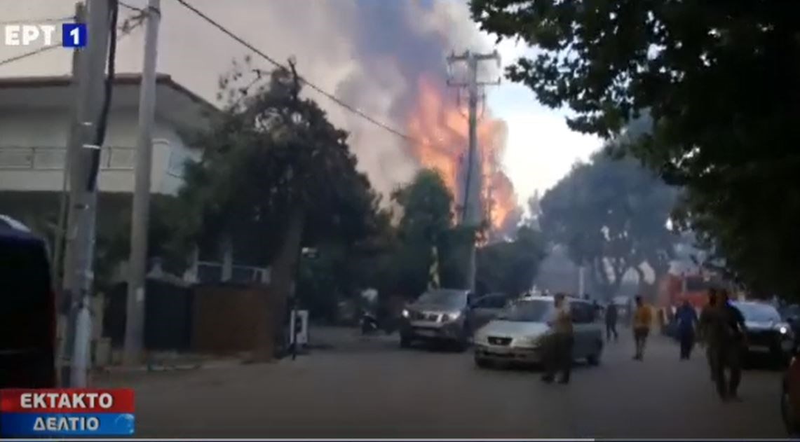 Οι φλόγες μπήκαν στο Κρυονέρι – Καίγονται σπίτια – ΒΙΝΤΕΟ