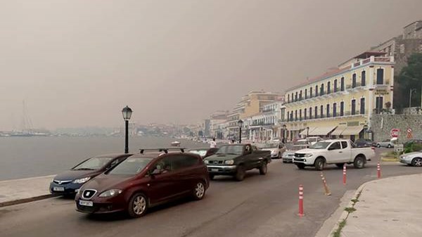 Φωτιά στο Γύθειο: Με πλωτό σκάφος απεγκλωβίζονται δέκα άτομα στο Βαθύ
