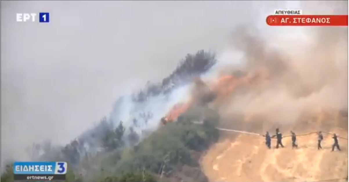 Ασύλληπτες εικόνες στον Άγιο Στέφανο: Μάχη των πυροσβεστών με τις φλόγες σε απόσταση αναπνοής