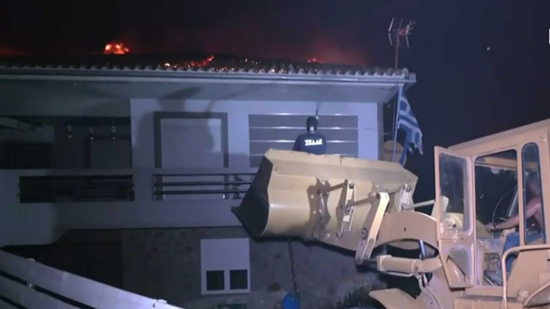 Φωτιά στην Εύβοια: Με εκσκαφέα προσπαθούν να σώσουν φλεγόμενο σπίτι