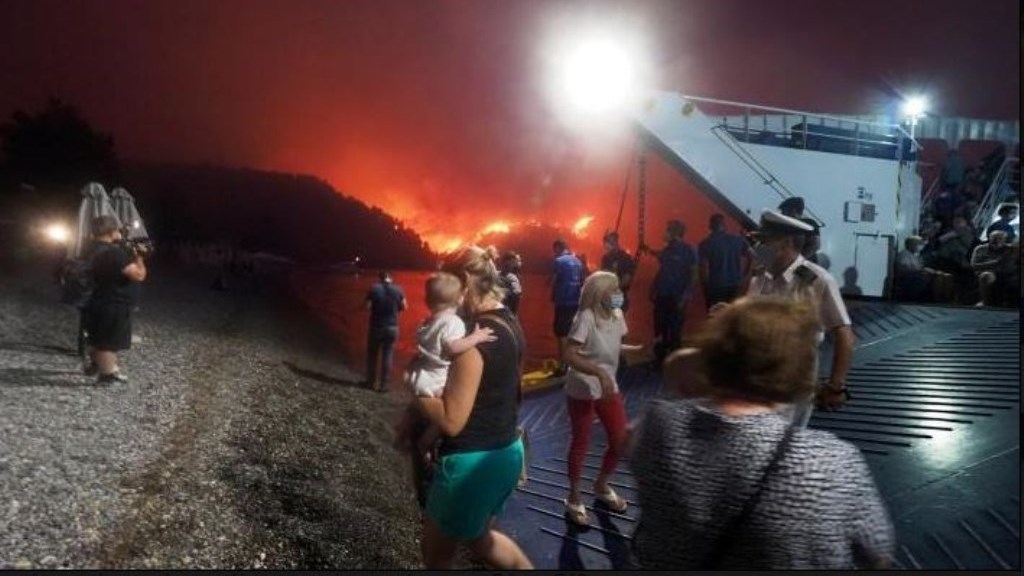 Πύρινος εφιάλτης στην Εύβοια: Απομακρύνθηκαν 650 κάτοικοι από τη Λίμνη – Ολοκληρώθηκε η επιχείρηση