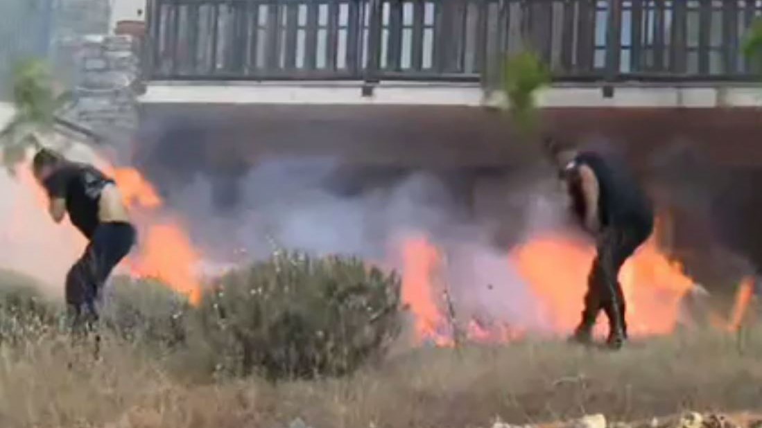 Φωτιά στους Θρακομακεδόνες: Οι φλόγες μπήκαν σε αυλή σπιτιού – Συγκλονιστικές εικόνες