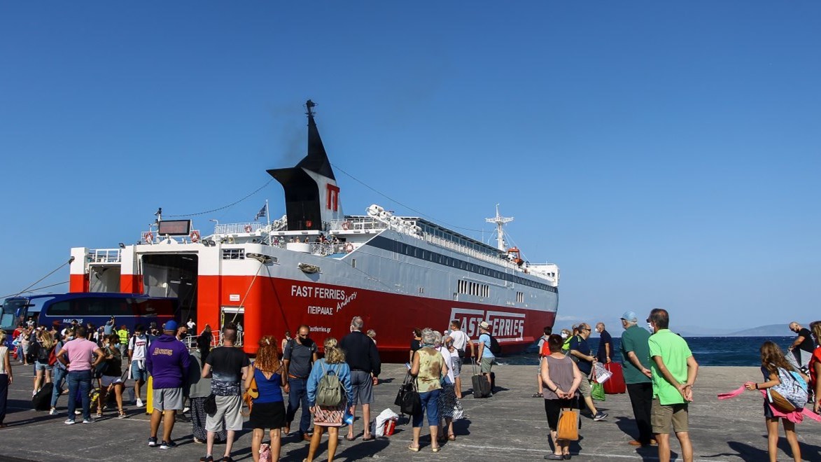 Σαρηγιάννης: Πώς η θερμοκρασία συνέβαλε στη μείωση της μεταδοτικότητας – Τι δείχνουν τα στοιχεία για τους τουριστικούς προορισμούς
