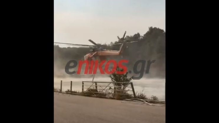 Φωτιά στην Αττική: Ελικόπτερο κάνει υδροληψία στη λίμνη Μπελέτσι – ΒΙΝΤΕΟ
