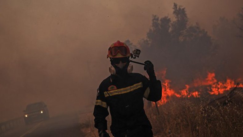 Φωτιά στην Εύβοια: Απεγκλωβισμός πέντε ατόμων, από το Λιμενικό, από την παραλία Μαύρικα