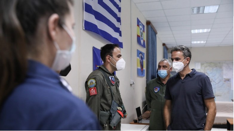Τη βάση των πυροσβεστικών αεροσκαφών Canadair στην Ελευσίνα επισκέφθηκε ο πρωθυπουργός