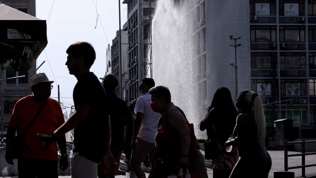 Κορονοϊός: Τα φαινόμενα συρροής αυξάνουν τη διασπορά – Οι επιπτώσεις από το κύμα εξόδου του Αυγούστου