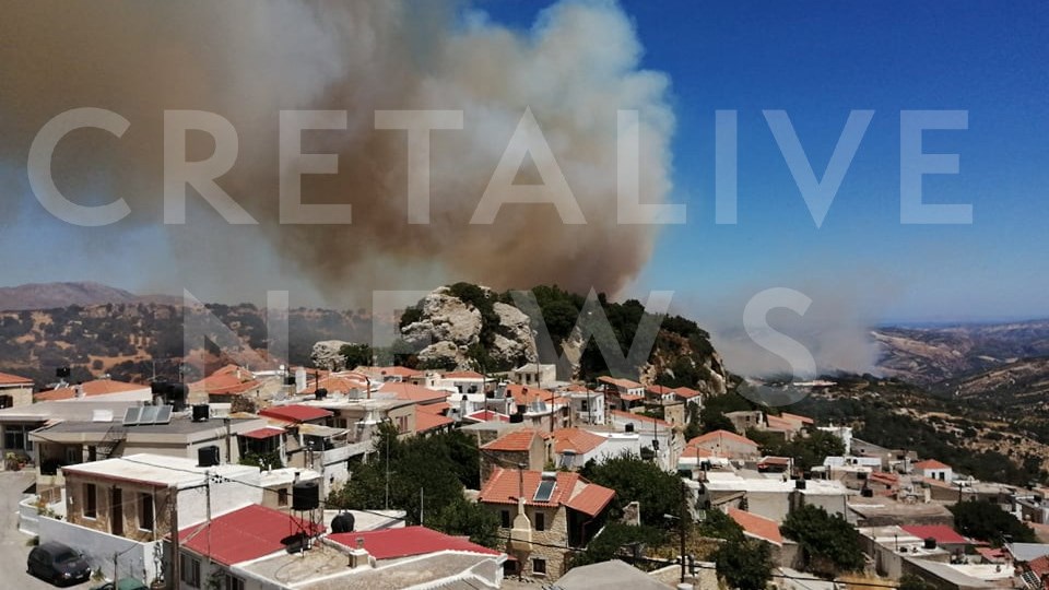 Ηράκλειο: Σε ύφεση η φωτιά στον Άγιο Θωμά