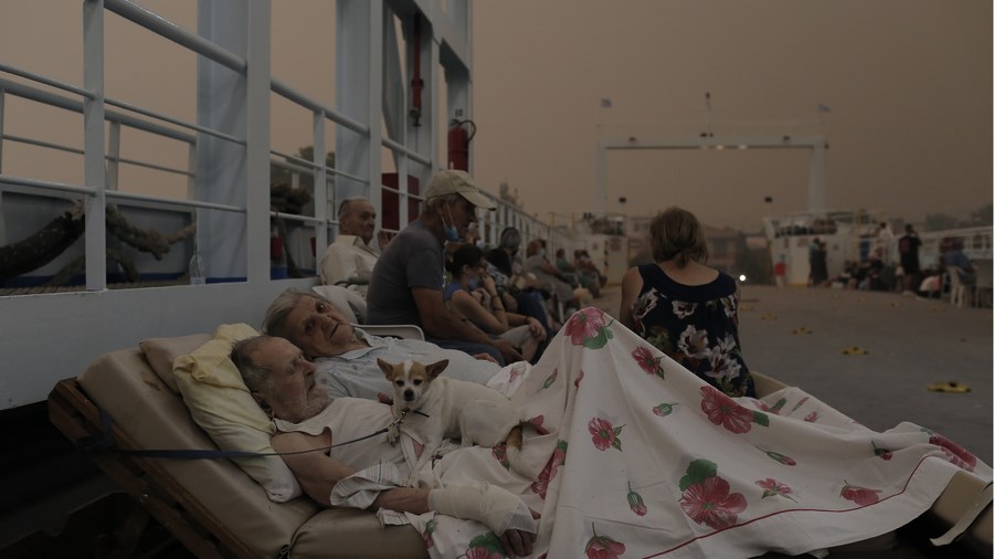Φωτιά στην Εύβοια: Συγκλονιστική ΦΩΤΟ με ζευγάρι ηλικιωμένων στο φέρι μποτ