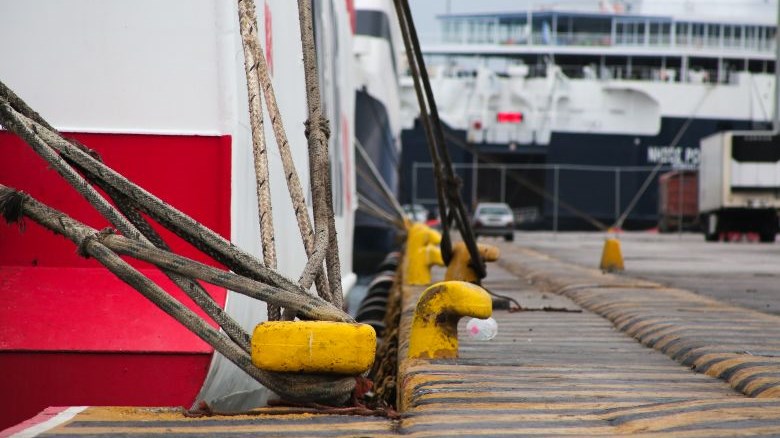 Πλοίο με 395 επιβάτες προσέκρουσε στο λιμάνι της Ανάφης