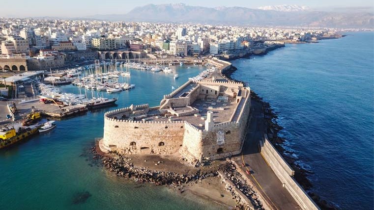 Πού εντοπίζονται τα 2.595 νέα κρούσματα κορονοϊού – Υψηλά νούμερα στην Αττική, συναγερμός στην Κρήτη