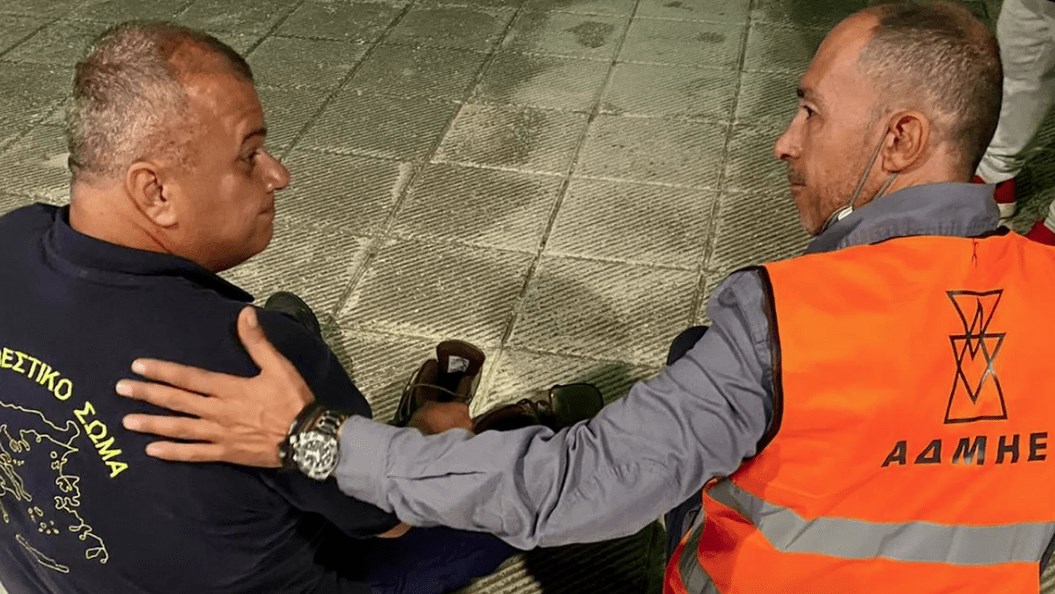 Το μεγαλείο της αλληλεγγύης – Υπάλληλος του ΑΔΜΗΕ έδωσε τα παπούτσια του σε πυροσβέστη