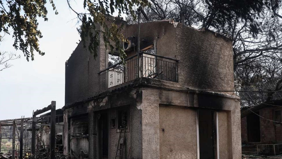 Προκαταβολικά 20.000 ευρώ σε κάθε πυρόπληκτο για να χτίσει το σπίτι του – Τι ισχύει με τις άλλες ενισχύσεις