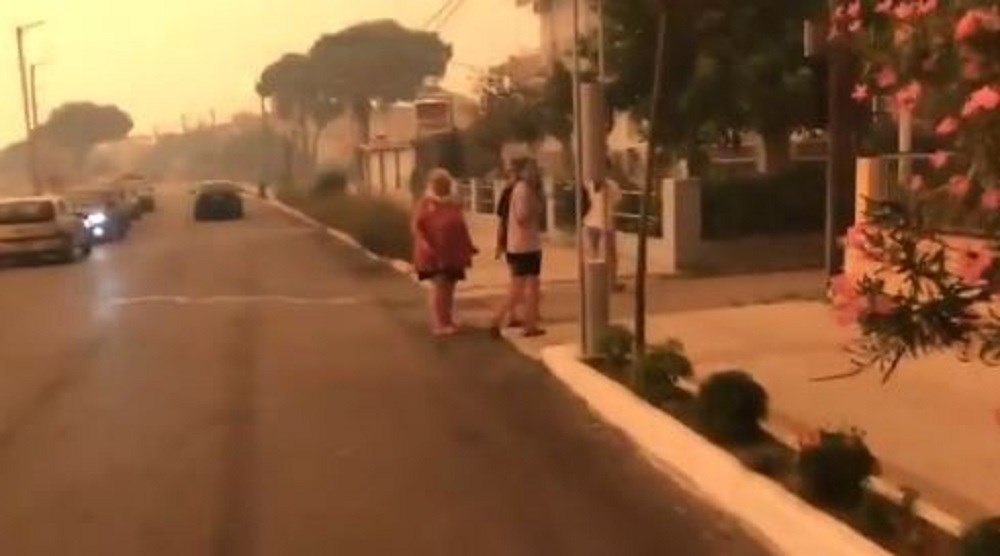 Φωτιά στην Εύβοια: “Καιγόμαστε, ένα αεροπλάνο” – Αντιδράσεις για την απάντηση σε γυναίκα που ζητούσε βοήθεια