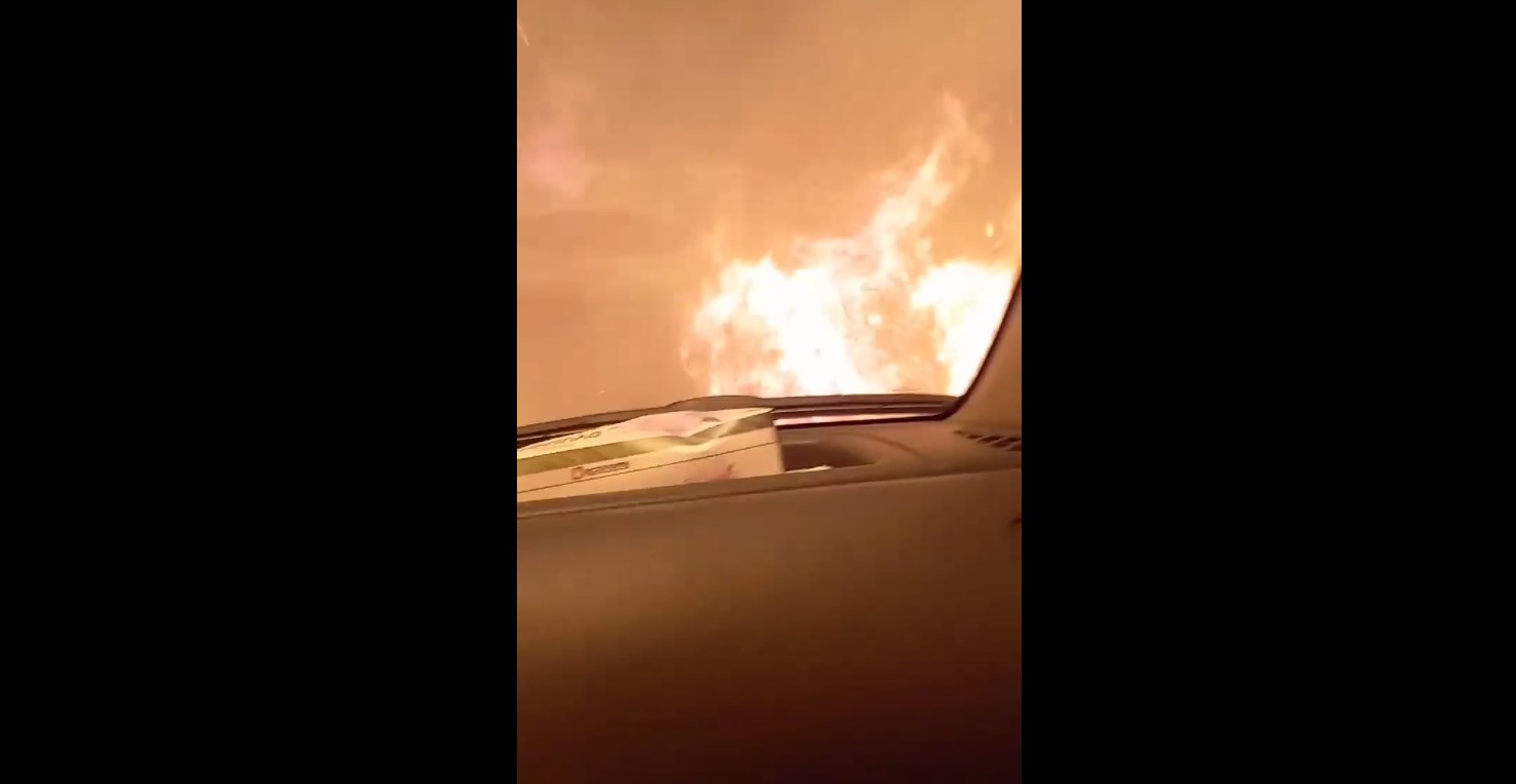 ΒΙΝΤΕΟ που κόβουν την ανάσα από τη Γορτυνία – Κάτοικος περνά με το αυτοκίνητό του μέσα από τη φωτιά