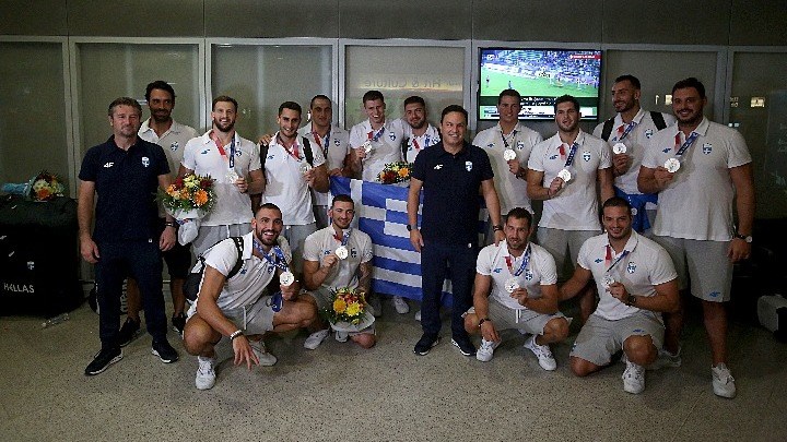 Αποθέωση για τους αργυρούς Ολυμπιονίκες του πόλο στο αεροδρόμιο – ΒΙΝΤΕΟ