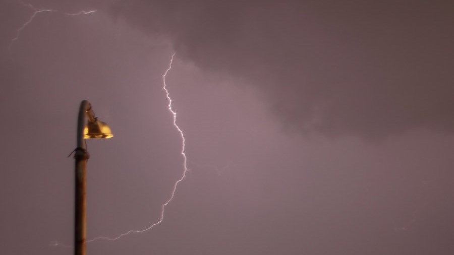 Φωτιά έπειτα από κεραυνό στην Αταλάντη