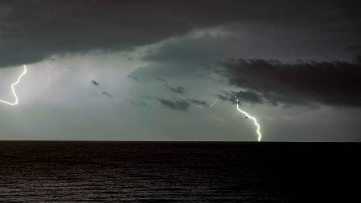 Άλλαξε το σκηνικό του καιρού με καταιγίδες και χαλάζι – Κεραυνοί στην Αττική – Η πρόβλεψη για τις επόμενες ώρες