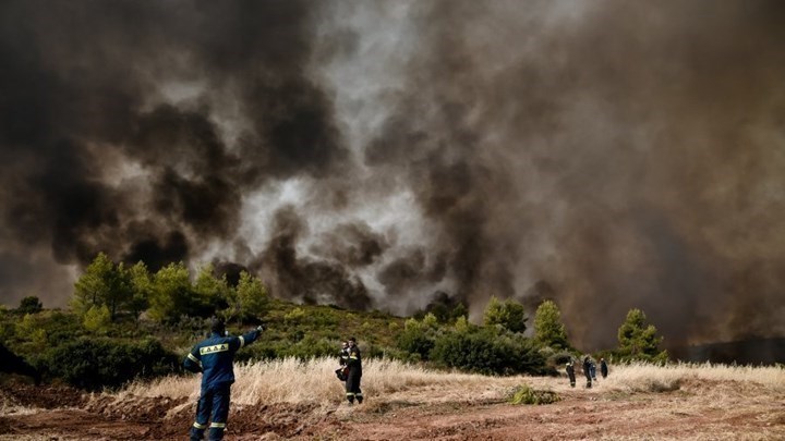 Γορτυνία: Ολονύχτια μάχη με τις αναζωπυρώσεις – Δημιουργούν ζώνες για να ανακόψουν την πορεία της πυρκαγιάς