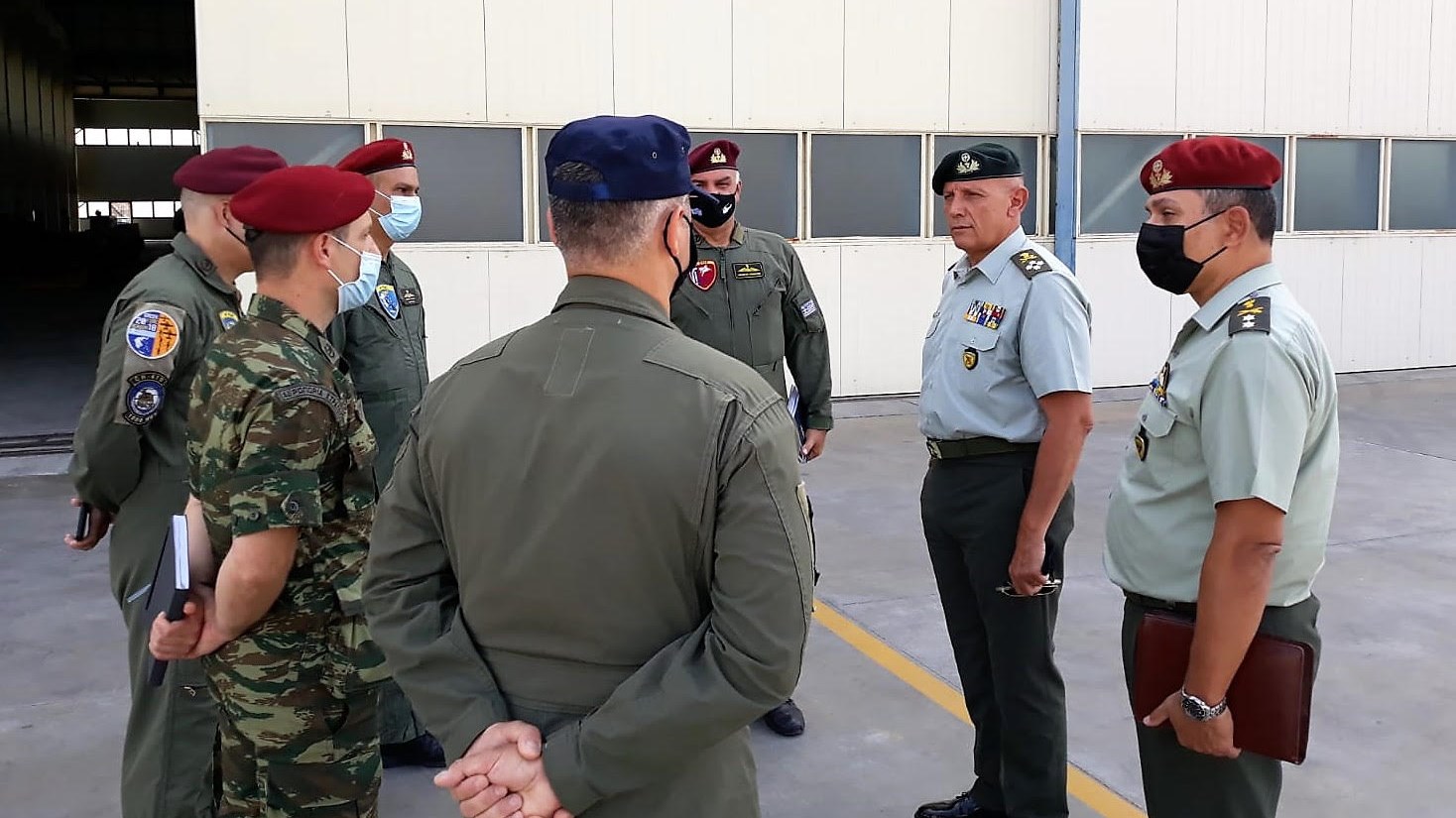 Ο Αρχηγός ΓΕΕΘΑ κοντά τους ήρωες των Canadair και των Chinook – ΦΩΤΟ