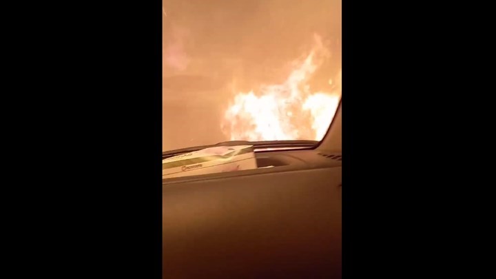 Γορτυνία: “Αν σταματούσα θα καιγόμασταν” – Συγκλονίζει ο οδηγός του αυτοκινήτου που πέρασε μέσα από τις φλόγες