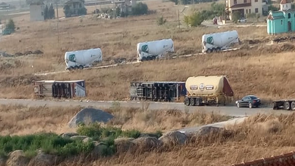 Δυνατό μπουρίνι “σάρωσε” τη Λάρισα – Ανατράπηκαν καρότσες από νταλίκες