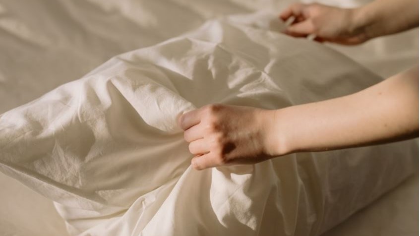 Γιατί οι σατέν και οι μεταξένιες μαξιλαροθήκες είναι τόσο τέλειες για τα μαλλιά;