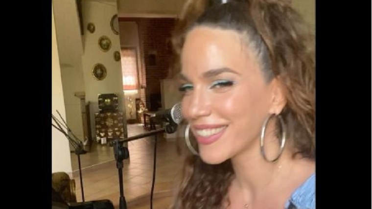 Δείτε την Κατερίνα Στικούδη να παίζει πιάνο με φουσκωμένη κοιλίτσα – ΒΙΝΤΕΟ