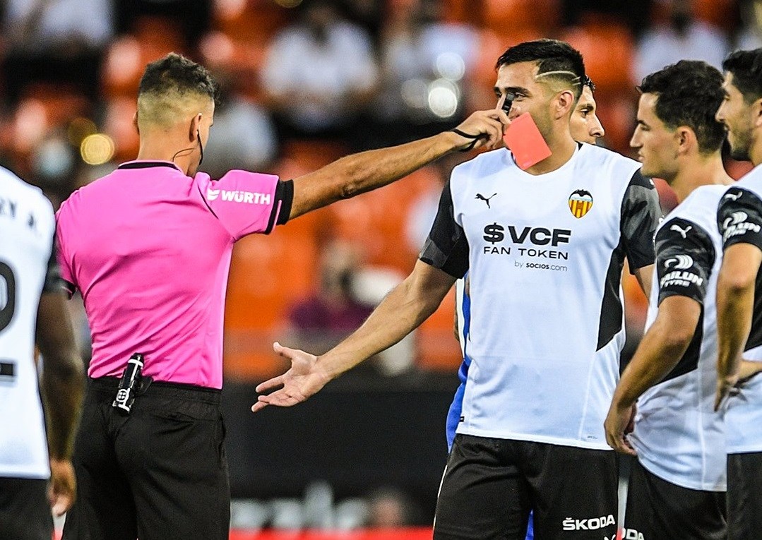 Αρνητικό ρεκόρ για ποδοσφαιριστή της Βαλένθια – Αποβλήθηκε μόλις στο 3ο λεπτό – ΒΙΝΤΕΟ