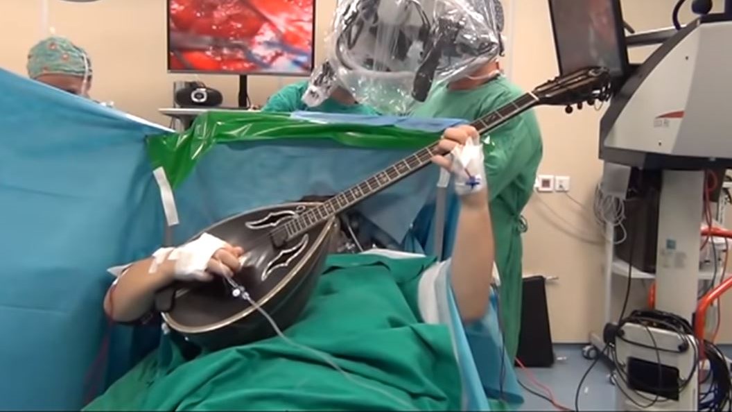 Θεσσαλονίκη: Χειρουργήθηκε στον εγκέφαλο και έπαιζε μπουζούκι – Συγκλονιστικό ΒΙΝΤΕΟ