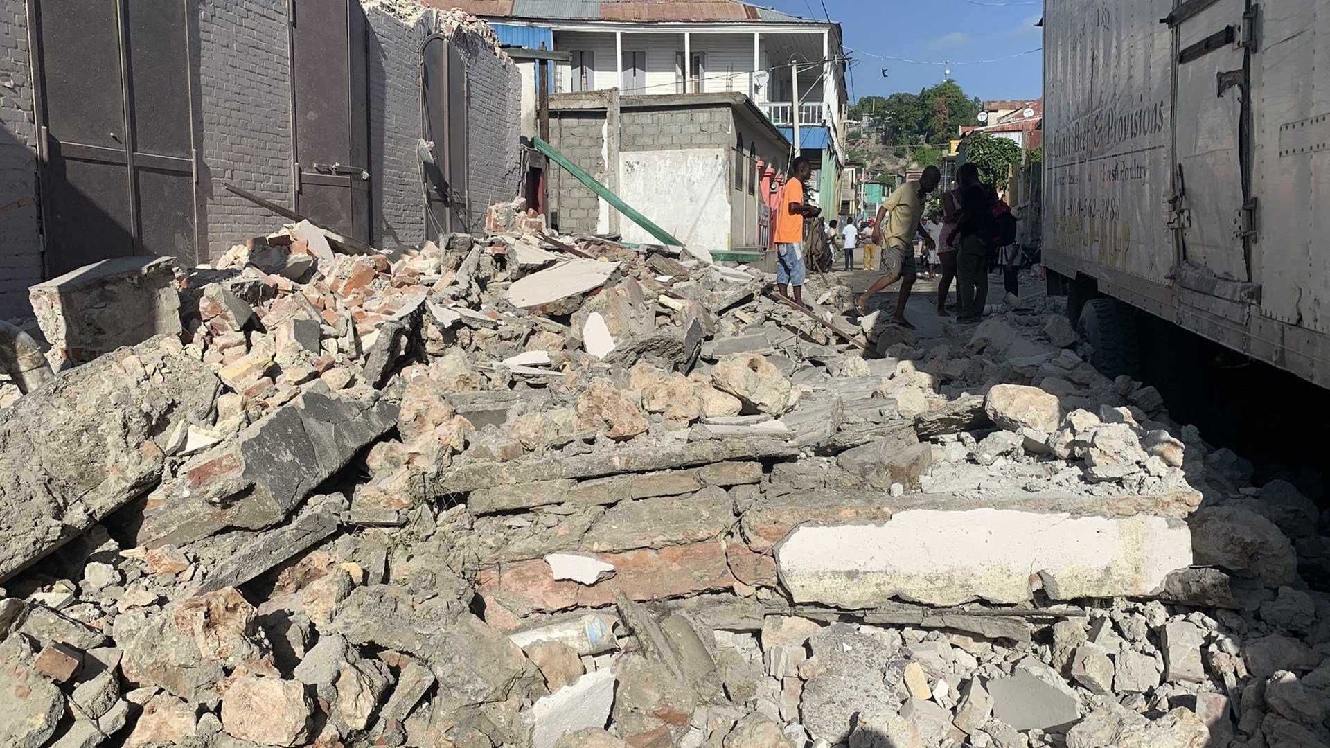 Σεισμός στην Αϊτή: Τουλάχιστον 304 οι νεκροί – Χιλιάδες τραυματίες, εκατοντάδες αγνοούμενοι – Συγκλονιστικές εικόνες