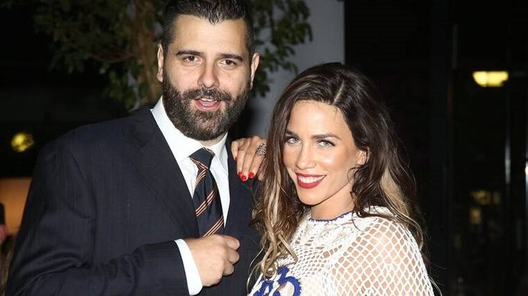 Στικούδη – Σερίφης: Ποζάρουν αγκαλιά λίγο πριν γίνουν γονείς