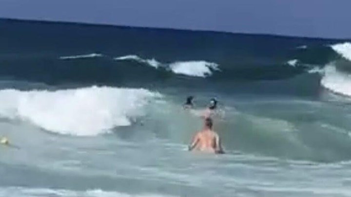 Μάλια: Τι δηλώνει ο ναυαγοσώστης που διέσωσε το κοριτσάκι