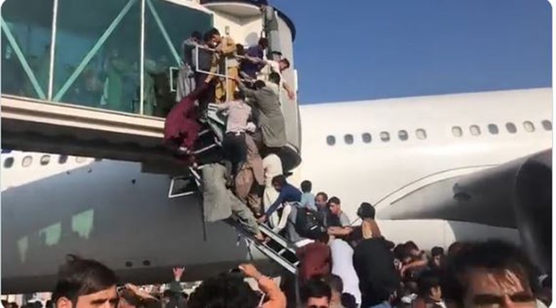 Αφγανιστάν: Σκηνές χάους στο αεροδρόμιο της Καμπούλ – ΒΙΝΤΕΟ