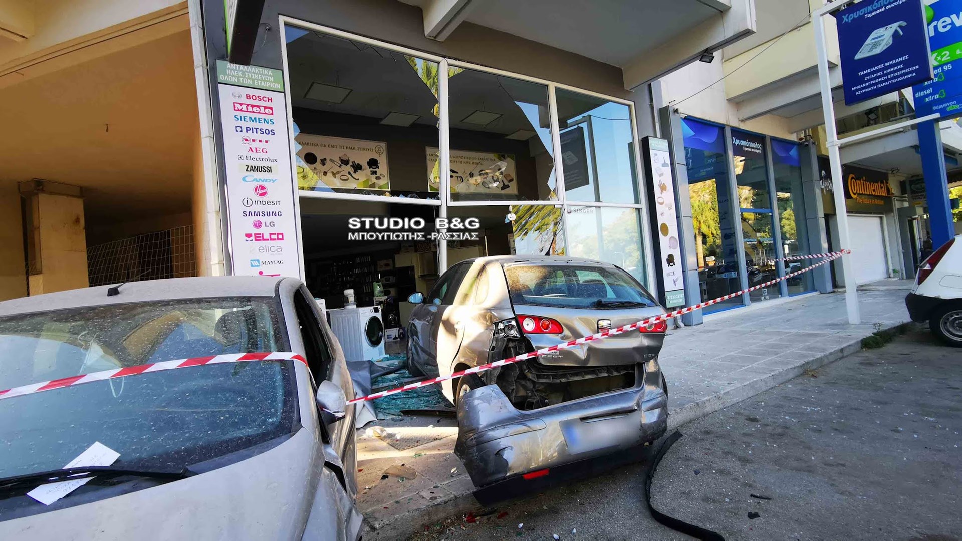 Τροχαίο – σοκ στο Ναύπλιο: Πώς ένα σταθμευμένο αυτοκίνητο “μπήκε” σε κατάστημα