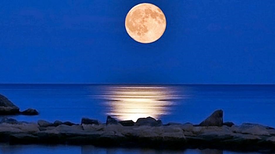 Πανσέληνος του Αυγούστου: Η απάτη και οι μύθοι για το αυγουστιάτικο φεγγάρι
