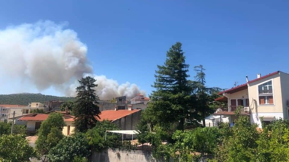 Φωτιά στα Βίλια: Πού έχει διακοπεί η κυκλοφορία